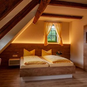 Zimmer mit Kingsize-Bett